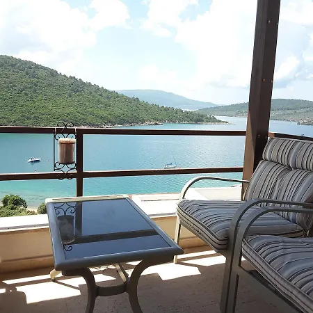 Luxury Waterfront With Private Beach Διαμέρισμα *