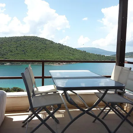 Luxury Waterfront With Private Beach Apartment *